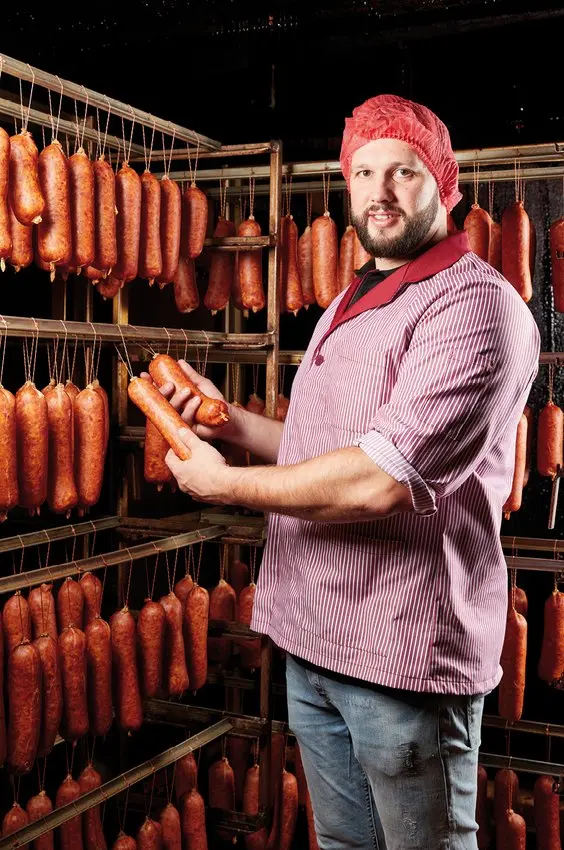 Artisan dans un fumoir